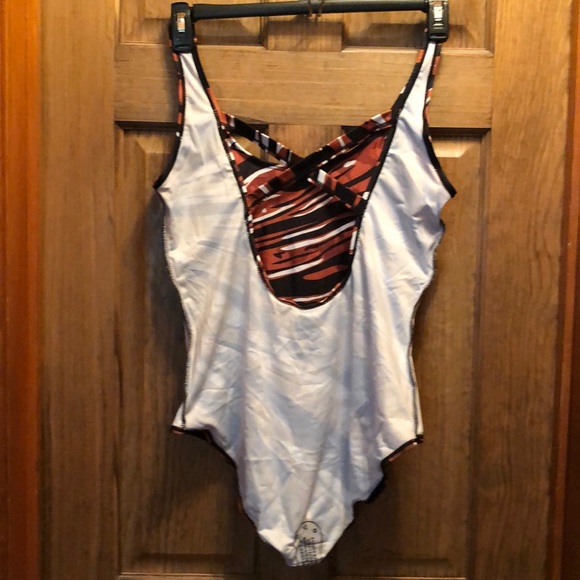 Swimsuit - Picture 3 of 6